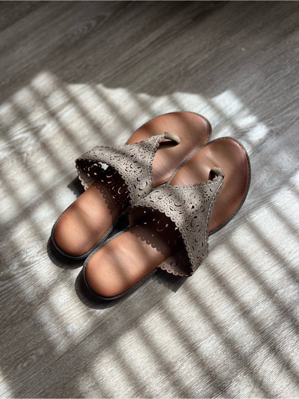 Women’s Scallop-Edge Toe-Loop Sandals in Taupe